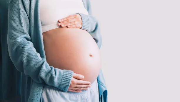 una-mujer-embarazada-se-toma-las-manos-en-el-vientre-concepto-de-embarazo-maternidad