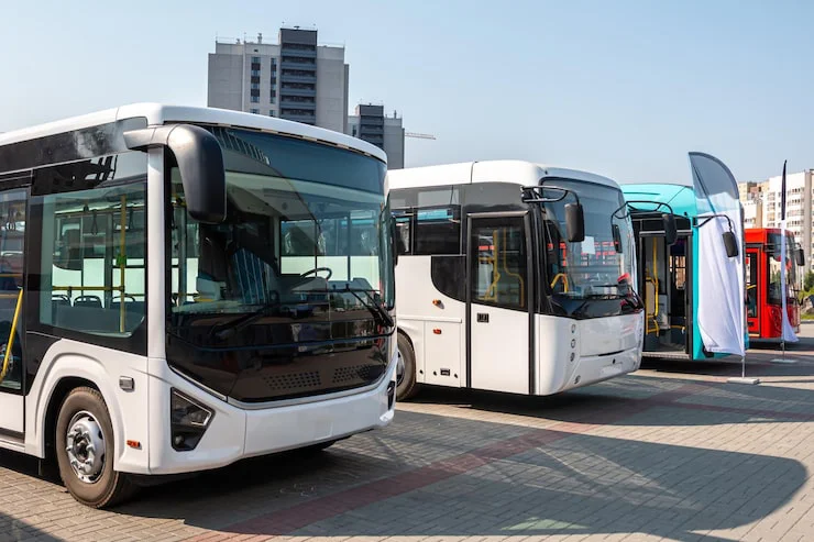 autobuses-urbanos-modernos-estacionamiento_527900-2536