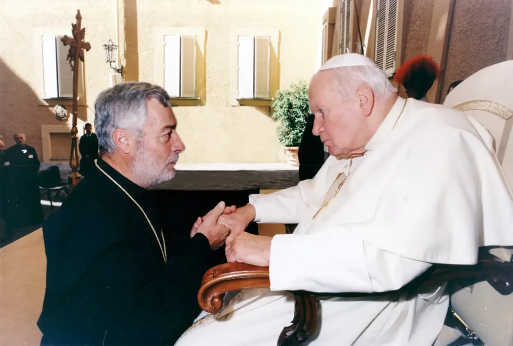 + AA Juan Pablo II sep. 2004 BIS