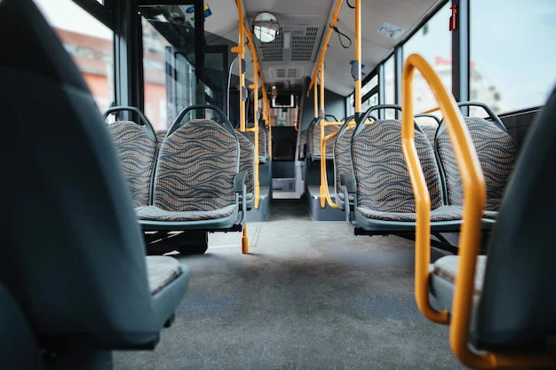 autobus-publico-personas-epidemia-mundial-covid19_637285-4833